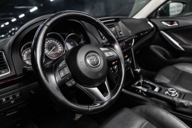 Novosibirsk, Rusya - 15 Mart 2019: Mazda 6, yakın-up Pano, hız göstergesi, takometre ve direksiyon. Fotoğraf üzerinde bir park Novosibirs içinde modern bir araba