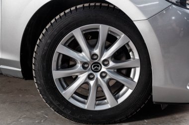 Novosibirsk, Rusya - 15 Mart 2019: Mazda 6, yakın-up tekerleğin. Fotoğraf üzerinde bir park Novosibirs içinde modern bir araba