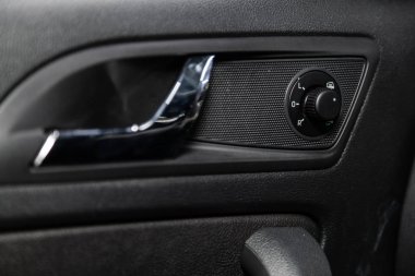 Novosibirsk, Rusya - 15 Mart 2019: Scoda Yeti, yakın-up yan kapı kilit düğme. Fotoğraf üzerinde bir park Novosibirs içinde modern bir araba