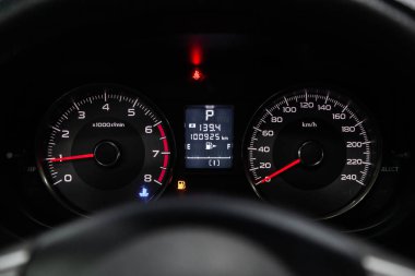 Novosibirsk, Rusya - 15 Mart 2019: Subaru Forester, yakın-up Pano, hız göstergesi ve takometre. Fotoğraf üzerinde bir park Novosibirs içinde modern bir araba