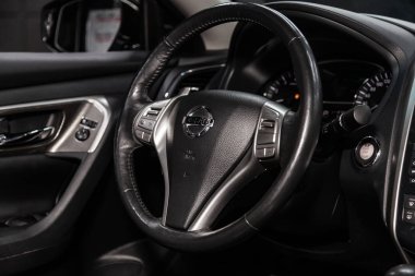 Novosibirsk, Rusya - 15 Mart 2019: Nissan Teana, yakın-up Pano, hız göstergesi, takometre ve direksiyon. Fotoğraf üzerinde bir park Novosibirs içinde modern bir araba