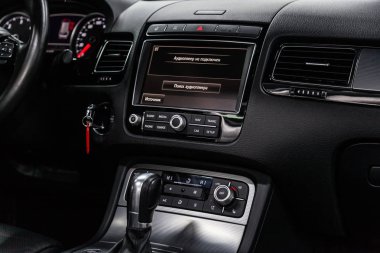 Novosibirsk, Rusya - 15 Mart 2019: Volkswagen Touareg R, yakın-up tablonun, üfleyici, Klima, oyuncu ayarı. Fotoğraf üzerinde bir park Novosibirs içinde modern bir araba