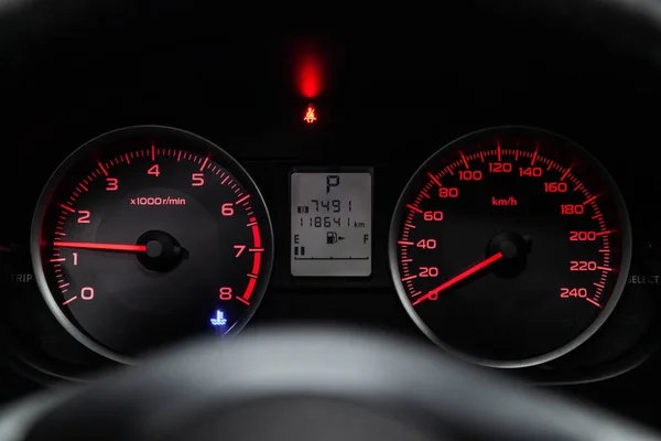 俄罗斯新西比尔斯克 2019年3月15日 斯巴鲁森林 仪表盘 速度计和转速表的特写镜头 在新西比尔停车场拍摄一辆现代汽车 — 图库照片