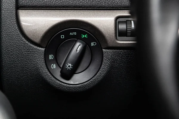 俄罗斯新西比尔斯克 2019年3月15日 Scoda Yeti 大灯调整按钮的特写镜头 在新西比尔停车场拍摄一辆现代汽车 — 图库照片