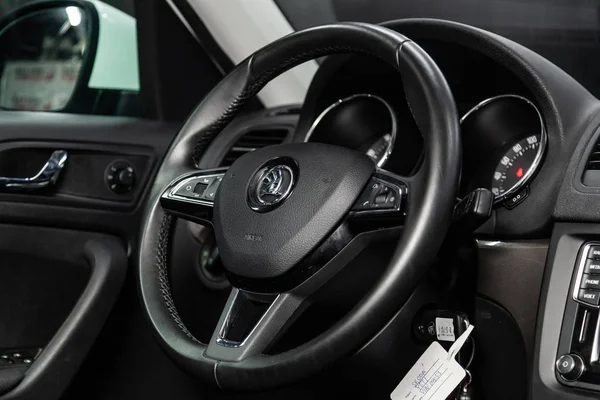 俄罗斯新西比尔斯克 2019年3月15日 Scoda Yeti 仪表板 速度计 转速表和方向盘的特写镜头 在新西比尔停车场拍摄一辆现代汽车 — 图库照片