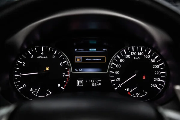 俄罗斯新西比尔斯克 2019年3月15日 日产泰纳 仪表盘 速度计和转速表的特写镜头 在新西比尔停车场拍摄一辆现代汽车 — 图库照片