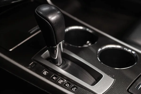 新西比尔斯克 俄罗斯 2019年3月15日 日产泰纳 特写镜头的加速器手柄和按钮 在新西比尔停车场拍摄一辆现代汽车 — 图库照片