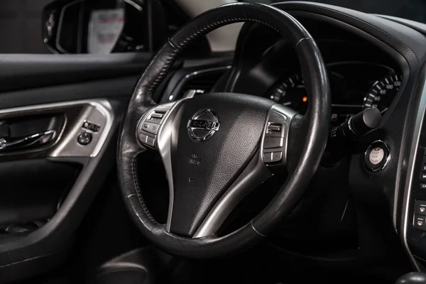 Novosibirsk, Rusya - 15 Mart 2019: Nissan Teana, yakın-up Pano, hız göstergesi, takometre ve direksiyon. Fotoğraf üzerinde bir park Novosibirs içinde modern bir araba