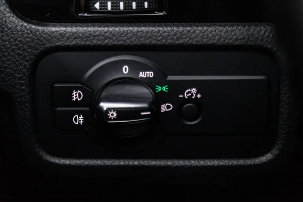 新西比尔斯克 俄罗斯 2019年3月15日 Touareg 大灯调整按钮的特写 在新西比尔停车场拍摄一辆现代汽车 — 图库照片