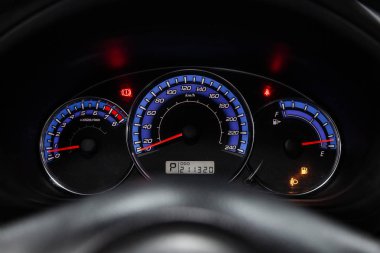Novosibirsk, Rusya - 14 Mart 2019: Subaru Forester, yakın-up Pano, hız göstergesi ve takometre. Fotoğraf üzerinde bir park Novosibirs içinde modern bir araba
