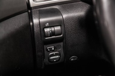 Novosibirsk, Rusya - 14 Mart 2019: Subaru Forester, yakın-up düğmeleri: yan ayna ayar düğmeleri. Fotoğraf üzerinde bir park Novosibirs içinde modern bir araba