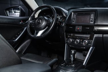 Novosibirsk, Rusya - 15 Mart 2019: Mazda Cx-5, yakın-up Pano, hız göstergesi, takometre, seets ve direksiyon. Fotoğraf üzerinde bir park Novosibirs içinde modern bir araba