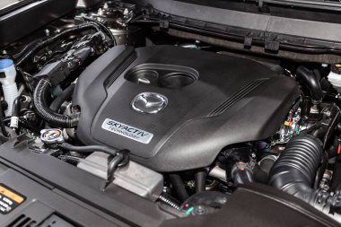 Novosibirsk, Rusya - 15 Mart 2019: Mazda Cx-9, yakın-up motor, önden görünüm. Fotoğraf üzerinde bir park Novosibirs içinde modern bir araba