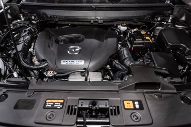 Novosibirsk, Rusya - 15 Mart 2019: Mazda Cx-9, yakın-up motor, önden görünüm. Fotoğraf üzerinde bir park Novosibirs içinde modern bir araba