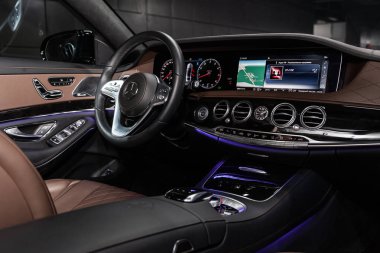 Novosibirsk, Rusya - 15 Mart 2019: Mercedes Maybach S450 4MATIC, Pano, hız göstergesi, takometre, seets ve direksiyon simidi yakın çekim. Fotoğraf üzerinde bir park Novosibirs içinde modern bir araba