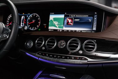 Novosibirsk, Rusya - 15 Mart 2019: Mercedes Maybach S450 4MATIC, Pano, üfleyici, Klima, oyuncu ayarı yakın çekim. Fotoğraf üzerinde bir park Novosibirs içinde modern bir araba