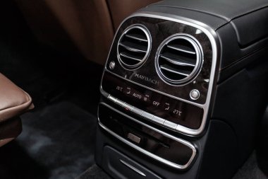 Novosibirsk, Rusya - 15 Mart 2019: Mercedes Maybach S450 4MATIC, üfleyici, Klima rears koltuklar için uyum yakın çekim. Fotoğraf üzerinde bir park Novosibirs içinde modern bir araba