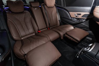 Novosibirsk, Rusya - 15 Mart 2019: Mercedes Maybach S450 4MATIC, arka koltuklar yakın çekim. Fotoğraf üzerinde bir park Novosibirs içinde modern bir araba