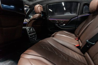 Novosibirsk, Rusya - 15 Mart 2019: Mercedes Maybach S450 4MATIC, arka koltuklar yakın çekim. Fotoğraf üzerinde bir park Novosibirs içinde modern bir araba