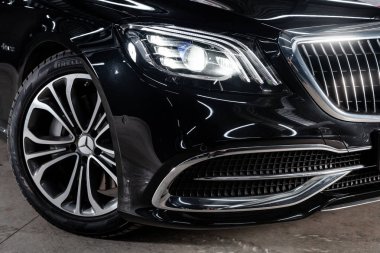 Novosibirsk, Rusya - 15 Mart 2019: Mercedes Maybach S450 4MATIC, farlar yakın çekim. Fotoğraf üzerinde bir park Novosibirs içinde modern bir araba