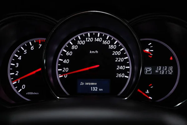俄罗斯新西比尔斯克 2019年3月15日 日产穆拉诺 仪表盘 速度计和转速表的特写镜头 在新西比尔停车场拍摄一辆现代汽车 — 图库照片