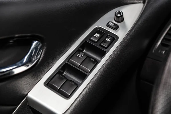 俄罗斯新西比尔斯克 2019年3月15日 日产穆拉诺 特写侧门按钮 窗口调整按钮 在新西比尔停车场拍摄一辆现代汽车 — 图库照片