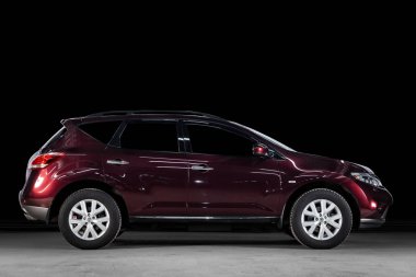 Novosibirsk, Rusya - 15 Mart 2019: Nissan Murano, yan görünüm. Siyah bir duvara bir park-Novosibirsk içinde modern bir araba fotoğraf