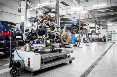 Motoru, otomatik şanzıman ve şasi üzerinde bir atölye için araba arka plan üzerinde elektron-pnömatik bir arabası araba tamir ve montaj üzerinde bir asansör kaldırdı arabalar ile lastik. Araba atölye kavramı