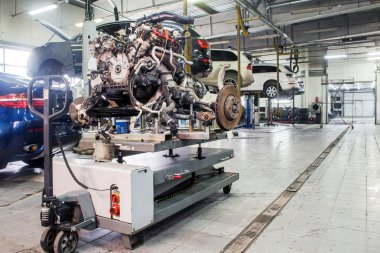 Motoru, otomatik şanzıman ve şasi üzerinde bir atölye için araba arka plan üzerinde elektron-pnömatik bir arabası araba tamir ve montaj üzerinde bir asansör kaldırdı arabalar ile lastik. Araba atölye kavramı