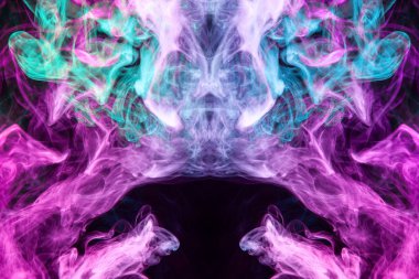 Bulut mavi ve pembe bir kafatası, canavar, dragon siyah Yalıtılmış zemin şeklinde duman. Vape duman kökenli. MoCap cool t-shirt için