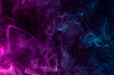 Donmuş soyut hareket patlama pembe ve mavi siyah arka plan üzerine birden çok rengi duman. Vap duman arka plan