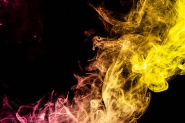 Renkli pembe ve sarı siyah bir duman arka plan izole. Vap duman arka plan