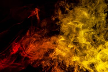 Donmuş soyut hareket patlama sarı ve turuncu siyah arka plan üzerine çok sayıda renk duman. Vap duman arka plan