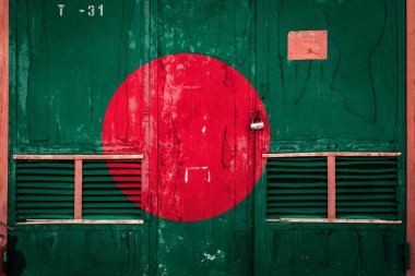 Bangladeş Ulusal bayrak ile yakın çekim yaşlı ambar kapısı. Bangladeş verme-alma, depolama malların ve ulusal teslim mal kavramı. Grunge tarzı bayrak