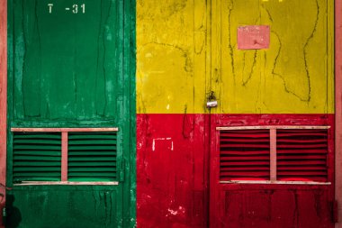 Benin bayrağı ile yakın çekim yaşlı ambar kapısı. Benin verme-alma, depolama malların ve ulusal teslim mal kavramı. Grunge tarzı bayrak