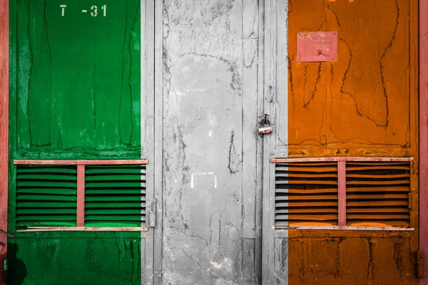 Rlanda Nın Ulusal Bayrak Ile Yakın Çekim Yaşlı Ambar Kapısı — Stok fotoğraf