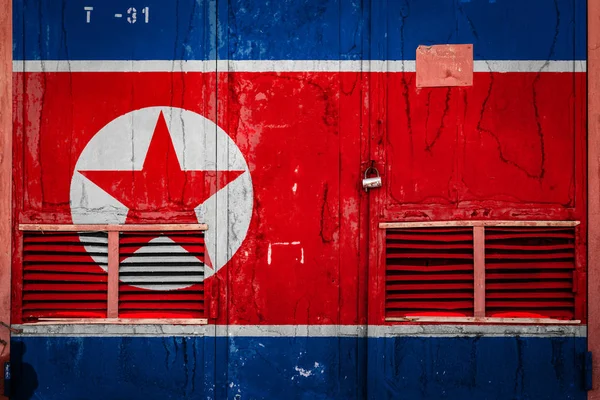 用朝鲜国旗特写老仓库大门 朝鲜进出口 货物储存和国家交货的概念 在粗野样式的旗子 — 图库照片