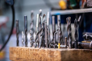 Düz yatıyordu metal aletleri: değiştirilebilir metal matkaplar farklı boyut ve diğer araçlar bir dizi araç kutusunda yan görünüm vardır. Yakın çekim Carpenter'ın alet çantası