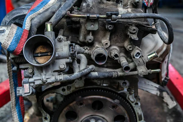 特写的发动机 发动机故障 旧车被污染的油门 — 图库照片
