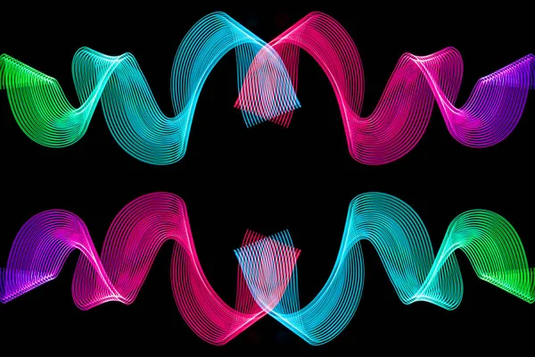 レインボー青とピンク ネオン輝く交差線パターンを抽象化します カラフルなネオン輝く光形の暗い背景 — ストック写真