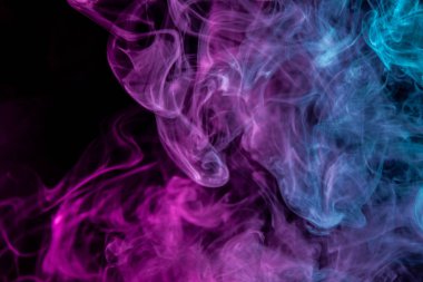 Renkli pembe ve mavi siyah bir duman arka plan izole. Arka plandan vape duman