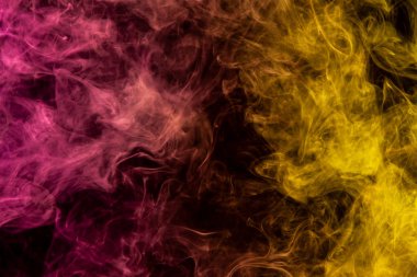Donmuş soyut hareket patlama sarı ve pembe siyah arka plan üzerine çok sayıda renk duman. Arka plandan vape duman