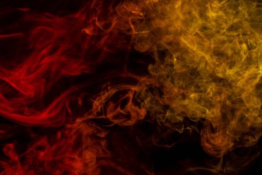 Renkli portakal ve sarı siyah bir duman arka plan izole. Arka plandan vape duman