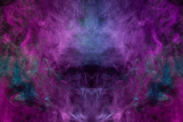 梦幻印花服装 T恤衫 运动衫 五颜六色的粉红色和蓝色烟雾在头骨的形式 龙在一个黑色孤立的背景 Vap 烟雾的背景 — 图库照片