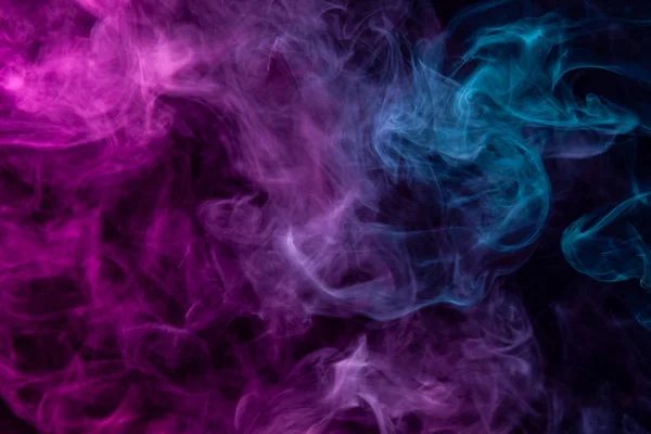Dichte Veelkleurige Rook Van Blauwe Roze Kleuren Een Geïsoleerde Zwarte — Stockfoto