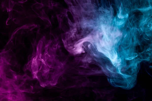 Sűrű Tarka Füst Elszigetelt Fekete Alapon Kék Rózsaszín Színekben Háttérben — Stock Fotó