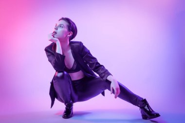 Çekici uzun saçlı kız, şık moda. Tasarım sanat kavramı. Yaratıcı renkli parlak neon portre. Rengi parlak ışıklar güzel kız. Neon kadın sinema gece portresi.