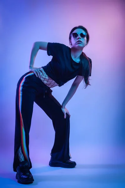 Filmische Nachtportret Van Vrouw Neon Kunst Mode Foto Van Elegante — Stockfoto