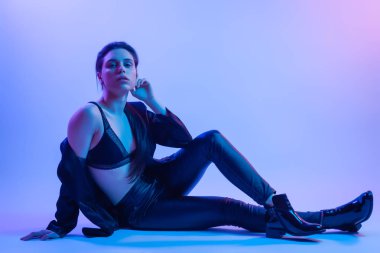 Savaşçı kadını pembe mavi neon ışık, Trendy moda saç modeli. Yüksek moda. Kadın ceket, pantolon ve iç çamaşırı neon ışıkları poz sinema gece portresi