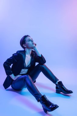 Güzellik gökkuşağı kadın silueti. Neon profili bir pantolon, iç çamaşırı ve ceket genç kadın portresi